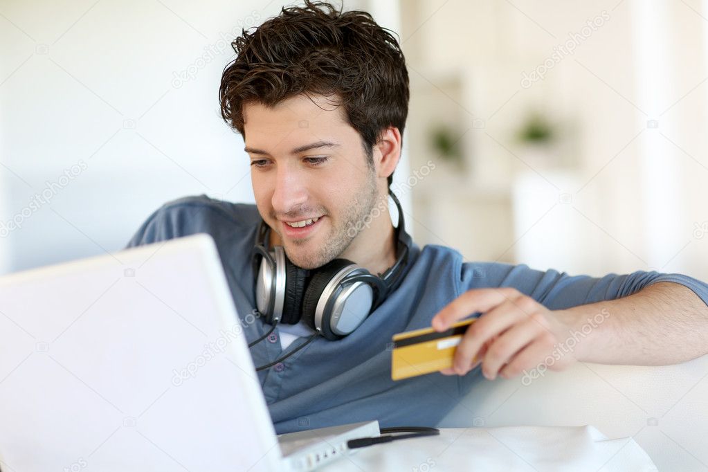 Kopfhörer neben Laptop mit geöffneter Musik-Download-Seite