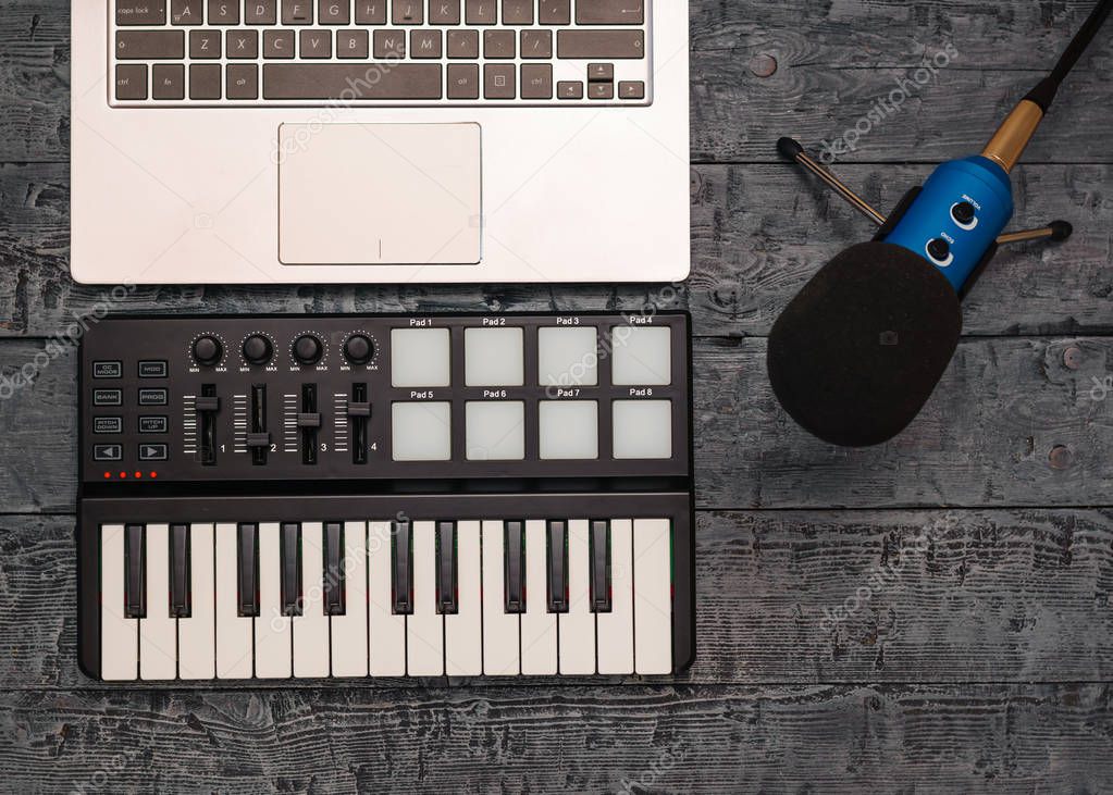Mikrofon im Aufnahmestudio für Musikproduktion
